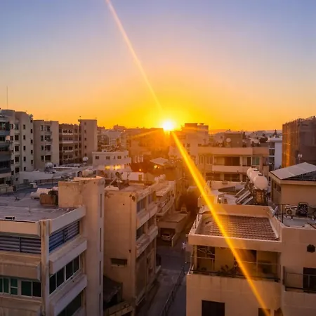 Seaview In - 2 Bdr - 2 Min Walk To Appartamento Larnaca