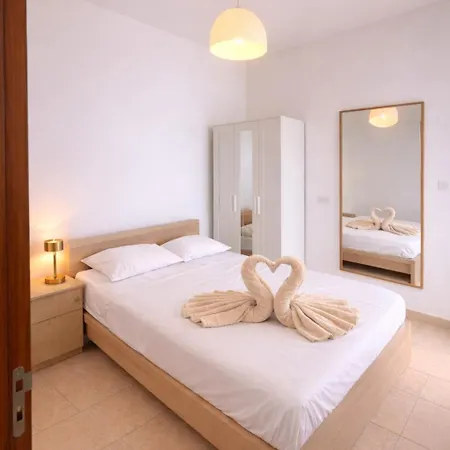 Seaview In - 2 Bdr - 2 Min Walk To Appartamento Larnaca
